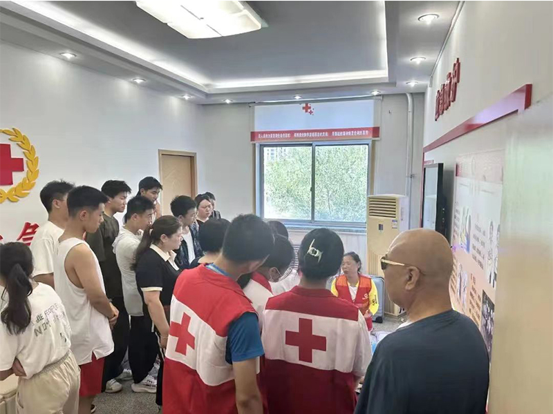 中小學(xué)生及家長(zhǎng)參觀(guān)新鄉(xiāng)市紅十字應(yīng)急救護(hù)培訓(xùn)基地